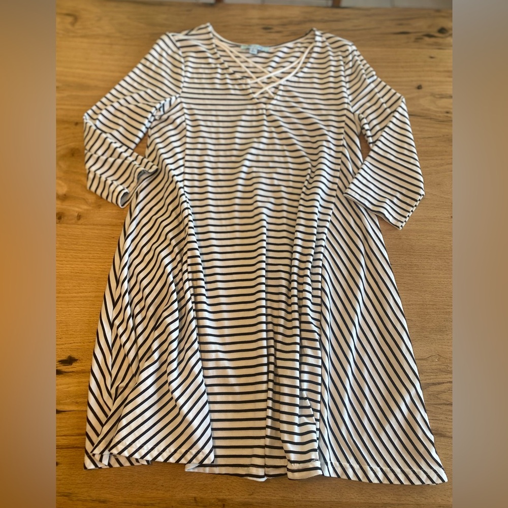 She + Sky V‎ Neck Black White Striped  Top Tunic Women’s Large Preloved